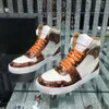 Luxusdesignerin Chaussure Plein Schuhe Männer Wildleder High Top Shoes Gummi -Außensohle Cowhide Crystal Skull Head Sneakers