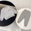 Baby Tracksuit Kids Designer Hoodies Kläder Set Baby Boys Girls Printed Sweatshirt Black Grey Two Pieces Set Coat Pants Clothing Fashion