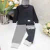 Brand Baby TrackSuits Blocking Design Designer Designer Rozmiar 100-160 Autumn Okrągła Bluza z kapturem i białe spodnie w paski 1 stycznia