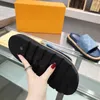 Klassisk gammal blomma lyxkvinnor Designer Tjock Sole Talltor French Brand Womens Fashion Beach Flip Flops Slipper Mule Högkvalitativ äkta läderdamer Sandaler