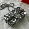 2024 Luxury Silver Sequin Bag Square Metal Chain Bolso de hombro Moda informal Simple New Diagonal Straddle Women Bag