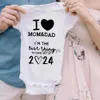 rompers أنا أحب أمي أبي أنا أفضل شيء أخرج من عام 2024 إعلان الطفل الحمل الرومبير الحمل الكشف عن الملابس H240508