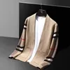 Cardigan lavorato a maglia di marca di fascia alta moda uomo maglione a righe di lusso scialle casual cappotto da uomo di tendenza primavera e autunno 240115