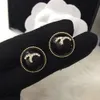 orecchini di design con orecchini di perle per donna orecchini di design placcati in oro 18 carati designer regalo di anniversario di matrimonio per feste orecchini a cerchio di design gioielli di moda altamente lucidati