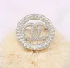 Créateur de mode marque perle diamant broches petit vent doux INS femmes double lettres broche costume robe broche bijoux vêtements décoration accessoires de haute qualité
