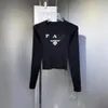 Дизайнерский высококачественный вязаный свитер с круглым вырезом Модный пуловер с длинным рукавом Треугольный буквенный логотип Сплошной цвет Роскошный свитер