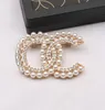 Créateur de mode marque perle diamant broches petit vent doux INS femmes double lettres broche costume robe broche bijoux vêtements décoration accessoires de haute qualité