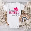 Rompers Happy First Mother's Mother's Baby BodySuit Graphic bébé Summer Summer Sleeve Toddler Jumpsuit Baby Baby Bild Mother Day Tenue Vêtements H240508