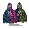 Een badende vintage authentieke hoodie met volledige ritssluiting blauwe en paarse camo-haai