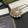 Pinos de jóias moda europeia e americana broche de carta de diamante temperamento tendência casaco acessórios de terno feminino de alta qualidade