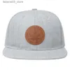 ボールキャップソリッドカラーレザーメープル葉のメンズ野球キャップフラットブリムヒップホップキャップアウトドアサンシェード調整可能なスナップバックキャップ女性帽子Q240116