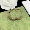 Kadın tasarımcı marka mektubu broş 18k altın kaplama kakma kristal rhinestone mücevher broş cazibesi inci pimi evlenmek düğün partisi hediye aksesuar