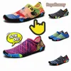 2024 Designer Högkvalitativ utomhussport Soft Sole Summer Men's Women's Beach Sandals Classic Plaid Socks Eva