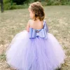 Abiti da ragazza di fiore viola lunghi adorabili, monospalla, maniche corte in tulle, senza schienale, con fiocco, abito da ballo, lunghezza del fiore, realizzato su misura per la festa di nozze