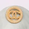 Créateur de mode marque perle diamant broches petit vent doux INS femmes double lettres broche costume robe broche bijoux vêtements décoration accessoires de haute qualité