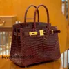 Sac de créateur Sacs à main pour femmes Sac à main cousu à la main pour femmes Luxe inversé v Bay Crocodile Cuir HigGloss 30 Vin Rouge Grande Capacité K7d8