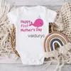 Rompers Happy First Mother's Mother's Baby BodySuit Graphic bébé Summer Summer Sleeve Toddler Jumpsuit Baby Baby Bild Mother Day Tenue Vêtements H240508