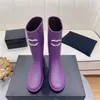 حذاء المطر الفاخر مصمم فارس شتاء للأحذية الشتوية للنساء السميكة الوحيدة أحذية عالية الأحذية العلامة التجارية على الركب