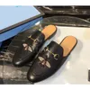 2024 Mules Leather Slipper 100％リアルレザーローファーデザイナーMules Luxuryサイズ34〜46女性男性Jacquardレザースリッパジャンボキャンバスフラットシューズプリンセススリッパ