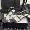 Klassisk kedja kedja kedja kedja med toppkvalitet sandal chunky häl klänningskor kvinnor brev logotyp lyx designer sandaler för kvinnor fabrikskor svart vitt guld