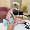 Kadın slaytları için platform topuk sandal moda saten deri üçgen toka dekorasyon serin ayakkabılar tasarımcısı 13cm yüksekte 35-42 bayanlar Roma Sandal kutu