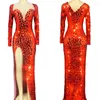 Abbigliamento da palco Vestito con paillettes a specchio rosso Lunghezza al pavimento Abito a forcella con spacco alto Manica lunga Costume lucido per le donne Abbigliamento da festa Completo da prestazione