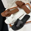 Women Sandals Fashion الشاطئ الشاطئ الفاخرة شقق جلدية حقيقية صندل الأحذية الصيفية أحذية متوازيات العتاد نعال مع حقيبة الغبار 35-42