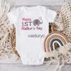 Rompers Happy First Mother's Mother's Baby BodySuit Graphic bébé Summer Summer Sleeve Toddler Jumpsuit Baby Baby Bild Mother Day Tenue Vêtements H240508