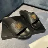 Nieuwe stijl Classic Sandal Luxurys Designer Rubber Sliders Black Flat Shoe Dames Mule Mues Sandale Zomer Casual schoenen Pool Slide Slijplank Slippers Maat 35-46 Lady Loafer