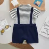 Ins sommarfödda pojkar bodysuit falska två stycken lapel rand kort ärm mode baby romper cool spädbarn parkor 240116