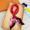 2024 Nouveau foulard en soie de créateur petit foulard carré doux femmes dames mode haut de luxe marque L lettres tête d'impression complète anneau volé schal hojap 70 * 70