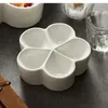 Płytki białe oddzielone ceramiczne talerze podwójna izolacja naczynia okrągłe zastawa stołowa restauracja artystyczna koncepcja zimna miska