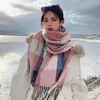 Eşarplar 2024 Eşarp Kış Sıcak Kaşmir Kadınlar Orta Uzunlukta Ekose Baskı Kadın Lady Tassel Şal Sargılar Seyahat Poncho Battaniye