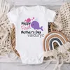 Rompers Happy First Mother's Mother's Baby BodySuit Graphic bébé Summer Summer Sleeve Toddler Jumpsuit Baby Baby Bild Mother Day Tenue Vêtements H240508