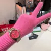 Vivianeism Westwoodism Watch Impératrice Dowager Saturn Watch High Definition Edition Rose Red Quartz Tempérament de haut niveau pour les femmes