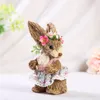 Pâques paille lapin ornement créatif artificiel lapin poupée avec fleur couronne tablier debout Figurine fête de vacances maison Q1FD 240116