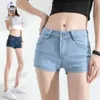 Niedrig taillierte Jeans für Frauen im Sommer, sexy Stretch-Shorts in hellen Farben, schmal geschnittene und schlankmachende Super-Shorts, eng anliegende Hotpants, neues Modell 2023