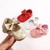 Chaussures de bébé de couleur unie mignonnes pour les premiers marcheurs pour garçons et filles de 0 à 1 an au printemps et à l'automne, conçues pour rester en toute sécurité, fabriquées avec du canapé