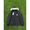 Designer Canada Poche à capuche Vestes d'oie Hommes Vêtements d'extérieur Mode Doudoune Manteau Casual Zipper Badges Vêtements d'hiver en plein air de haute qualité R134