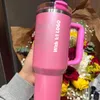 DHL Stabucks Winter Cosmo Rose avec logo 1: 1 Quencher H2.0 Gobelets en acier inoxydable de 40 oz avec poignée en silicone Couvercle et paille Tasses de voiture Bouteilles d'eau b0116