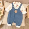 Autunno neonato ragazzo tuta bambino denim cartone animato orso stampato tuta bambino ragazzi manica lunga morbido falso in due pezzi pagliaccetto 240116