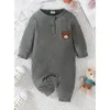 Nyfödda babykläder från 0 till 18 månader gammal tecknad björn liten knapp baby långärmad baby jumpsuit 240116