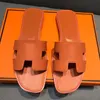 Slipare designer sandal mode glid lyxsko för kvinna tazz tozz läder gummi platt sandale sommar strandskor loafer gula botten glidare aa