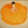 Orange Flower Girl Dresses V Neck Tiersed Tulle Ball Gowns Flowergirl Dress Princess Pärlade First Birthday Party Dresses Dotter och Mother Dresses NF001