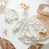 Frühling geboren Baby Mädchen Strampler Baumwolle Spitzenkragen Blumenmuster Langarm Säuglingsbodysuit mit Schnürmütze 240116