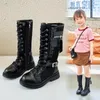 Stiefel Girls High Kids Hohlschnalle Kühle lange Kinder süße Prinzessin Laufsteg Schuhe Großbritannienstil atemable Luftmasch