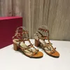 Neue Luxus-Damen-Flache Schuhe, schwarze Sandalen, lässige flache Ledersandale, Damen-Sommerfarbe, Steine, besetzt, Flip-Sandale, verstellbare Schnalle, Schnürsenkel