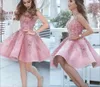 2024 Ny ankomst Kort arabisk rosa hemkomstklänning en linje v hals juniorer söta 15 examen cocktail party klänning plus storlek skräddarsydd
