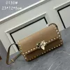 Bolsa Nova Bolsa 2024 Clássico Stud Lady Mulheres Bolsa Rock Rivet Alta Moda Versátil Valenteno Flip Bezerro Bolsas De Ombro Crossbody Underarm 3RW0I25F I25F