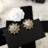 orecchini di design con orecchini di perle per donna orecchini di design placcati in oro 18 carati designer regalo di anniversario di matrimonio per feste orecchini a cerchio di design gioielli di moda altamente lucidati